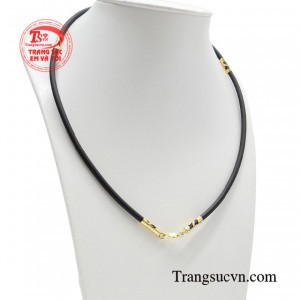 Chiếc dây cao su bọc vàng sẽ là điểm nhấn làm cho bộ trang phục tăng thêm phần mạnh mẽ hơn. 