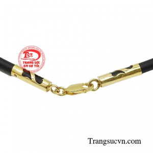 Một món trang sức đầy sự phóng khoáng, độc lạ sẽ giúp cánh mày râu để lại ấn tượng tốt trong lòng phái đẹp.