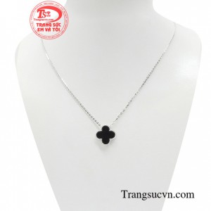 Dây chuyền duyên dáng thời trang là món đồ trang sức không thể thiếu của phụ nữ hiện đại