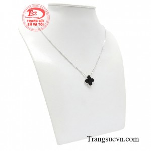 Thiết kế dây chuyền nổi bật với mặt dây hình cỏ 4 lá màu đen sang trọng và rất thời trang, sản phẩm là xu hướng mới nhất hiện nay