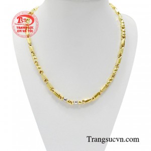 Dây chuyền nam bản lĩnh phong độ là một trong những món đồ mà người đối diện thường chú ý nhất khi đứng trước bạn.