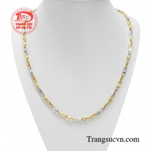 Dây chuyền nam nhập khẩu xu hướng tạo nên phong cách phái mạnh bằng điểm nhấn tưởng chừng như nhỏ nhất.