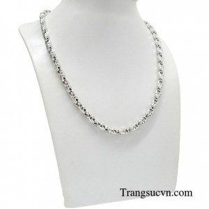 Dây chuyền nam với kiểu dáng thời trang giúp cho các bạn nam trông phong cách mạnh mẽ và năng động hơn