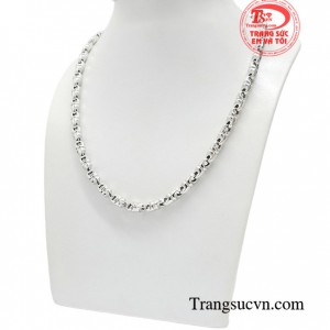 Dây chuyền nam tính nhập khẩu dễ dàng kết hợp với các trang phục