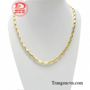 Dây chuyền nam vàng phóng khoáng là sự kết hợp giữa vàng trắng và vàng màu tạo nên chiếc dây chuyền ấn tượng và phong cách hơn