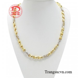 Dây chuyền nam vàng tây xu hướng tạo nên giá trị cốt cách cho người dùng.