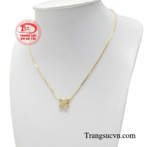 Chiếc dây chuyền không hề thiếu đi sự thanh lịch mà còn đem đến sự sang trọng thanh nhã đến cho người dùng. 