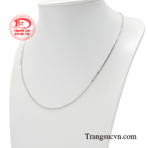 Chiếc dây chuyền giúp tôn vinh  đường nét gợi cảm của người con gái tạo cảm giác tươi trẻ năng động. 