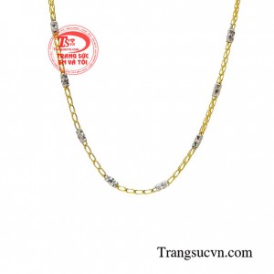 Chiếc dây chuyền này dễ dàng kết hợp với các mặt dây chuyền