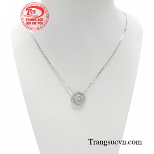Dây chuyền vàng trắng sang trọng giúp bạn nổi bật và thời trang hơn