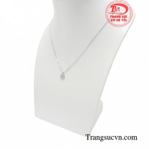 Sản phẩm dây chuyền mảnh dẻ nhỏ nhắn tạo điểm nhấn giúp bạn nữ trông nhẹ nhàng, thanh lịch hơn