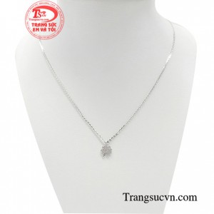 Dây chuyền vàng trắng trẻ trung được thiết kế theo phong cách Hàn Quốc dây chuyền liền mặt là một bộ sản phẩm đi liền với nhau