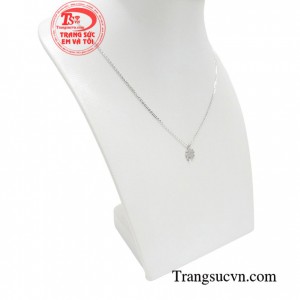 Dây chuyền vàng trắng trẻ trung giúp vạn tự tin, năng động hơn