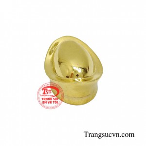 Đĩnh vàng được thiết kế từ vàng 18k sáng bóng và bền đẹp có thể dùng làm mặt dây chuyền, lắc tay vàng