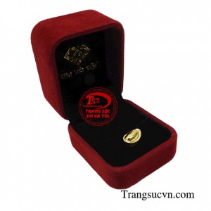 Đĩnh vàng được thiết kế từ vàng 18k sáng bóng và bền đẹp có thể dùng làm mặt dây chuyền, lắc tay vàng