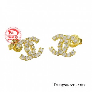 Hoa tai chanel duyên dáng mang vẻ đẹp nhẹ nhàng, màu sắc tinh khôi với thiết kế đính đá, chạm khắc tinh xảo, sang trọng