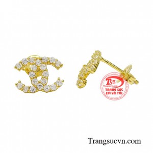 Hoa tai vàng tây là trang sức không thể thiếu của phái đẹp