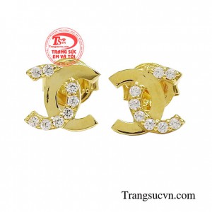 Hoa tai chanel xinh xắn được thiết kế thanh lịch với điểm nhấn là hàng đá cao cấp lấp lánh toát lên sự tinh tế, sang trọng chiều lòng mọi khách hàng