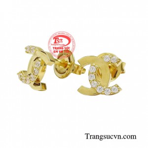 Khi đeo hoa tai chanel xinh xắn này bạn sẽ thật nổi bật, sang trọng và tự tin hơn bao giờ hết
