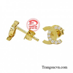 Hoa tai không chỉ là món đồ trang sức đơn thuần mà còn giúp khuôn mặt tỏa sáng hơn, thể hiện được gu thẩm mỹ của người sở hữu