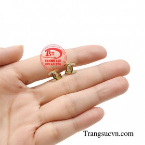 Hoa tai chanel xinh xắn được thiết kế thanh lịch với điểm nhấn là hàng đá cao cấp lấp lánh toát lên sự tinh tế