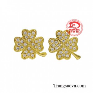 Hoa tai cỏ bốn lá là điểm nhấn cho vẻ đẹp tinh tế, duyên dáng cho phái đẹp