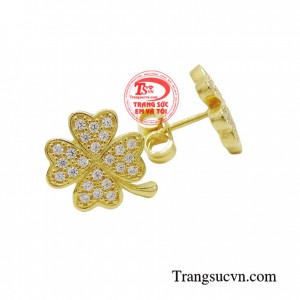 Đôi bông tai xinh xắn, tỉ mỉ giúp khuôn mặt bạn sáng ngời rực rõ và quyến rũ hơn