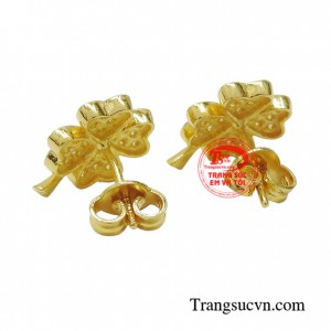 Hoa tai cỏ bốn lá chắc chắn sẽ là món quà mà các bạn nữ yêu thích