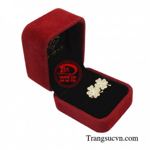 Hoa tai cỏ bốn lá là điểm nhấn cho vẻ đẹp tinh tế, duyên dáng cho phái đẹp