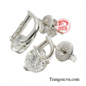 Đôi hoa tai được đính kết 2 viên kim cương có kích thước lên đến 6.5mm.