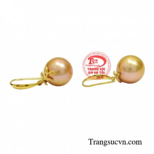 Hoa tai đẹp ấn tượng được chế tác từ ngọc trai thiên nhiên kết hợp cùng vàng 14k bền đẹp, sáng bóng