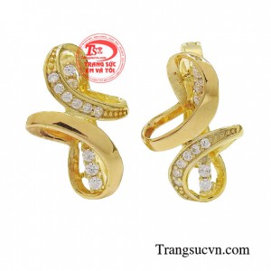 Hoa tai nữ may mắn được thiết kế tinh tế và hài hòa giúp người đeo mang lại nét trẻ trung và tự tin