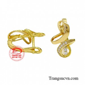 Chiếc hoa tai khá nhỏ nhưng lại góp phần không về nhỏ để tôn lên vẻ đẹp của khuôn mặt luôn rạng ngời