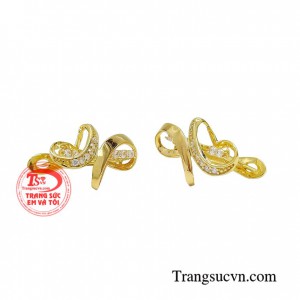 Hoa tai vàng tây là món đồ trang sức không thể thiếu của các chị em