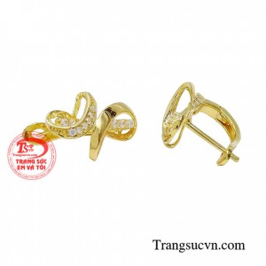 Hoa tai nữ may mắn được thiết kế tinh tế và hài hòa giúp người đeo mang lại nét trẻ trung và tự tin