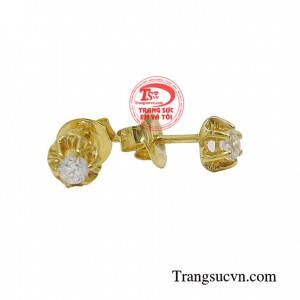 oa tai nụ sang trọng được gắn đá lấp lánh nhỏ xinh xắn, mang lại vẻ đẹp nhẹ nhàng, thanh lịch trên đôi tai