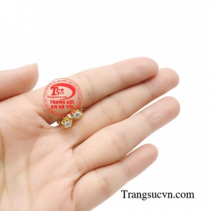 Mẫu hoa tai dành cho các bạn nữ không thích cầu kỳ, yêu những thiết kế đơn giản nhưng vẫn toát lên mình vẻ sang trọng