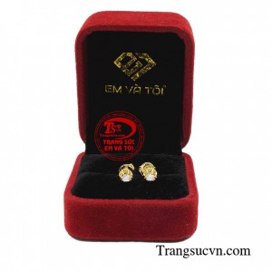 Hoa tai nụ sang trọng được gắn đá lấp lánh nhỏ xinh xắn, mang lại vẻ đẹp nhẹ nhàng, thanh lịch trên đôi tai