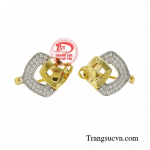 Đây chắc hẳn là mẫu hoa tai dành cho các bạn nữ thích sự đơn giản nhưng vẫn toát lên sự sang trọng