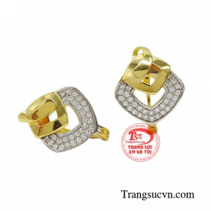 Với thiết kế hình khối đặc sắc kết hợp với hàng đá lấp lánh giúp cho đôi bông tai thêm phần tỏa sáng