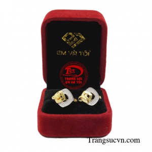 Với thiết kế hình khối đặc sắc kết hợp với hàng đá lấp lánh giúp cho đôi bông tai thêm phần tỏa sáng