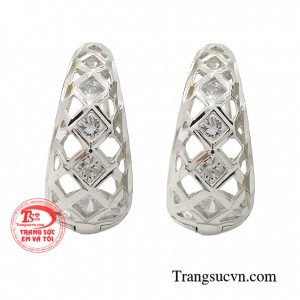 Hoa tai nữ vàng trắng tình yêu được thiết kế vô cùng độc đáo và phá cách tạo nên sản phẩm trẻ trung và hiện đại