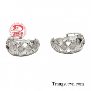 Hoa tai tỏa sáng lấp lánh với những viên đá cao cấp