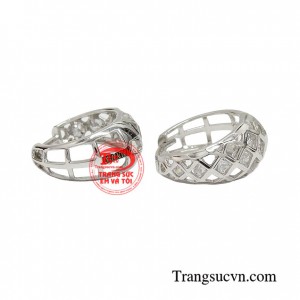 Hoa tai nữ vàng trắng tình yêu rất phù hợp cho những cô nàng thích phong cách cổ điển