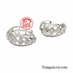 Hoa tai vàng trắng mang màu sắc đẹp thay thế màu sắc vàng cơ bản giúp cho khách hàng có thêm nhiều sự lựa chọn hơn