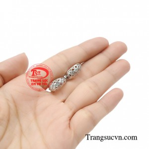 Hoa tai nữ vàng trắng tình yêu được thiết kế vô cùng độc đáo và phá cách tạo nên sản phẩm trẻ trung và hiện đại