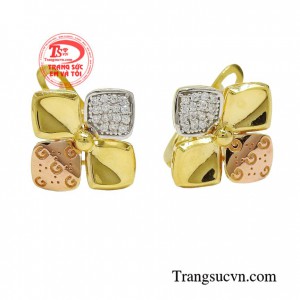 Hoa tai vàng đẳng cấp là sản phẩm vàng được kết hợp thêm vàng trắng và vàng hồng giúp phá cách cho đôi bông tai sang trọng và thời thượng hơn