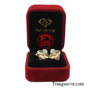 Hoa tai vàng đẳng cấp là sản phẩm vàng được kết hợp thêm vàng trắng và vàng hồng giúp phá cách cho đôi bông tai sang trọng