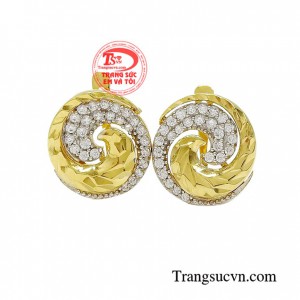 Hoa tai vàng thanh lịch mang nét đẹp cổ điển cùng với thiết kế độc đáo và tinh tế