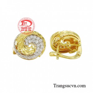 Hoa tai vàng thanh lịch là sự lựa chọn hoàn hảo dành cho phái đẹp